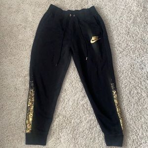 Nike women’s black & gold jogger style sweatpants